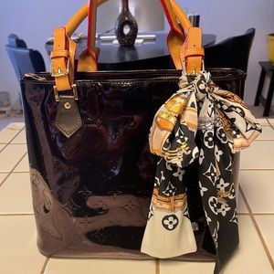 I am Reposhing this item. Two sets of straps and ONE scarf are included.